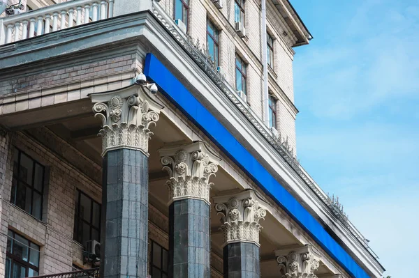 Hermosas columnas arquitectónicas en la fachada del edificio — Foto de Stock