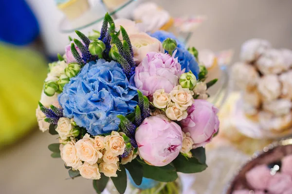 Decoração de flores de casamento no restaurante para o jantar — Fotografia de Stock