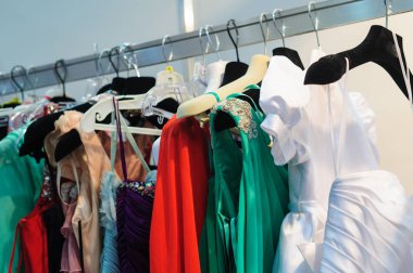 kadının elbise askıları Store üzerinde