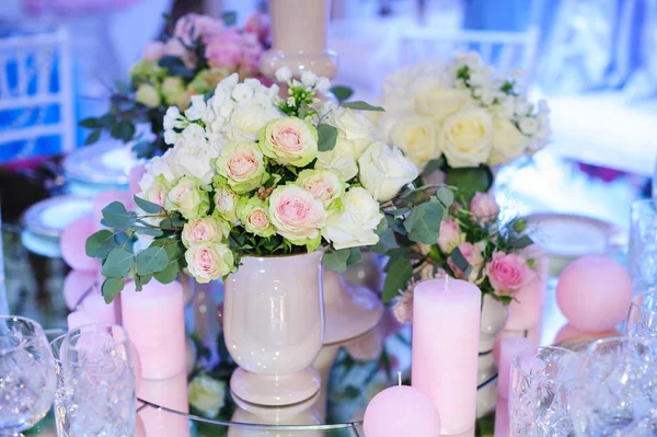 Decorazione floreale di nozze nel ristorante per la cena — Foto Stock