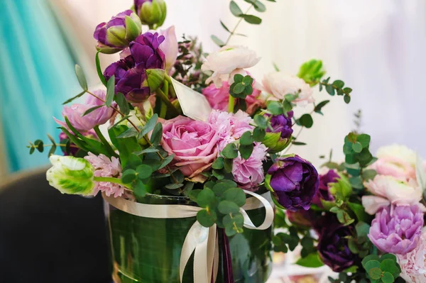 Bouquet da sposa come decorazione e biglietto d'invito — Foto Stock