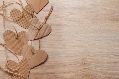 arka plan için ahşap zemin üzerinde kalp tebrik kartı