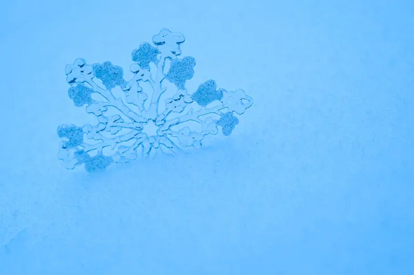 Stor leksak snöflinga i snön i blå — Stockfoto