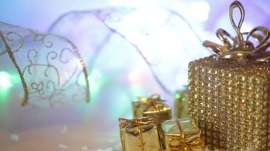 yaldızlı kutu hediye kar ile. Noel arka plan