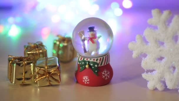 Schneemann und Spielzeuggeschenke auf hellem Hintergrund — Stockvideo