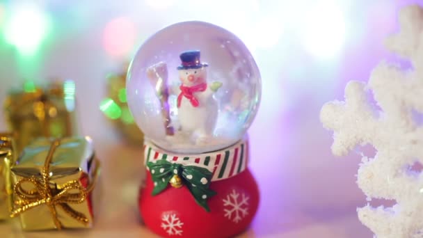 Boneco de neve e brinquedos presentes em um fundo leve — Vídeo de Stock