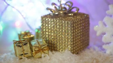 yaldızlı kutu hediye kar ile. Noel arka plan