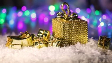 yaldızlı kutu hediye kar ile. Noel arka plan