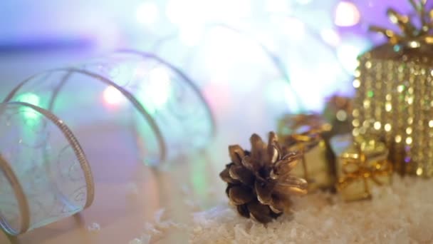 Förgyllda lådor med gåvor i snön. Jul bakgrund — Stockvideo
