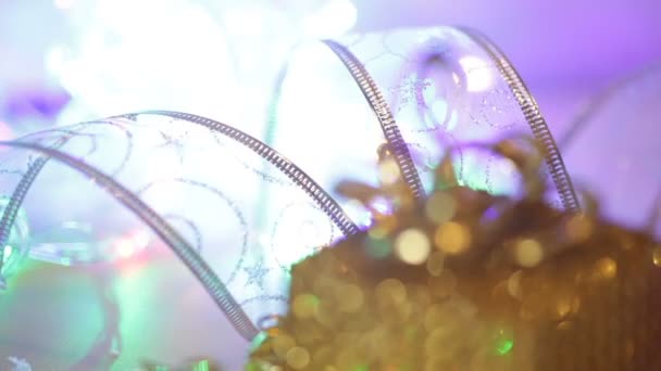 boîtes dorées avec des cadeaux dans la neige. Fond de Noël 