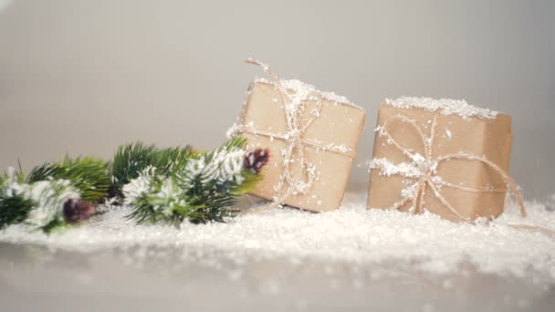 Scatole di Natale per regali e rami sulla neve su sfondo bianco — Video Stock