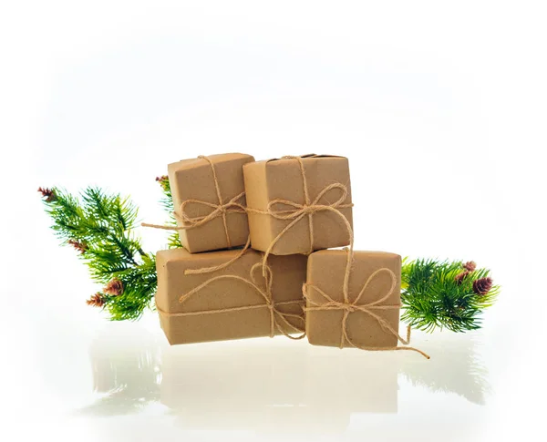 Vánoční dárkové krabice s smrkových větví na bílém pozadí — Stock fotografie