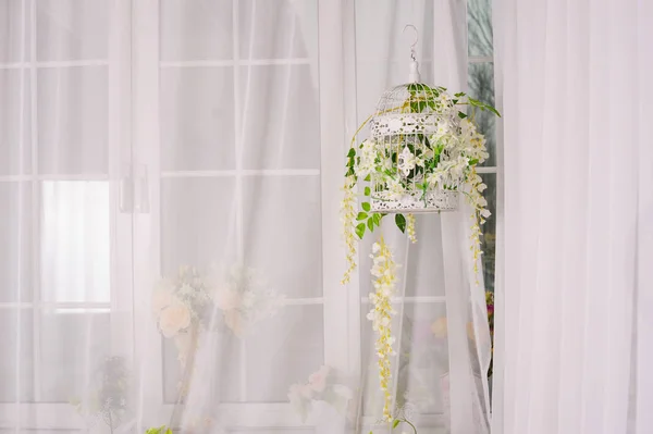 Dekorative Zelle mit weißen Blumen im Raum — Stockfoto
