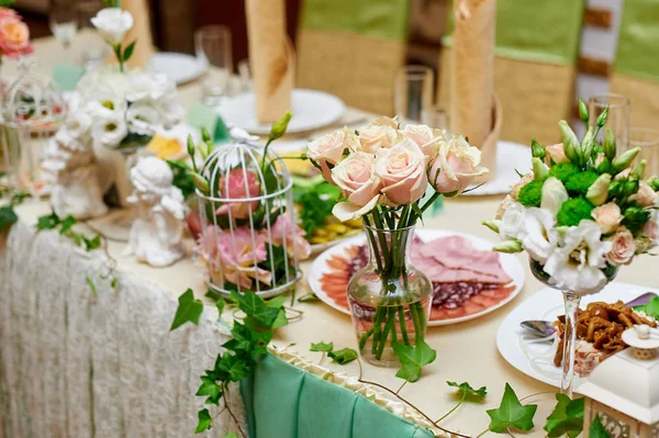 Свадебный стол украшен цветами и сервируется в ресторане — стоковое фото