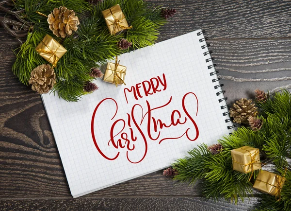 Holiday tom anteckning med texten god jul. Kalligrafi och bokstäver — Stockfoto