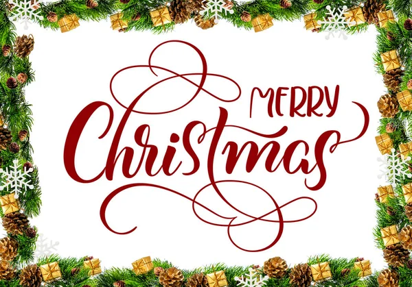 Keret anyaga fenyő ágak és ajándékok szöveg boldog karácsonyt. Kalligráfia betűk — Stock Fotó
