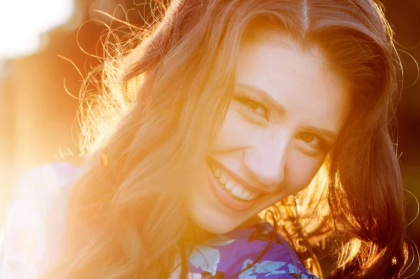 Jovem feliz no fundo do sol brilhante de perto — Fotografia de Stock