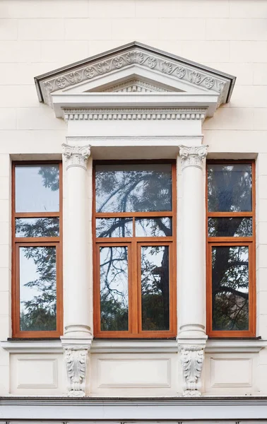 Window on the facade of the old architectural building with arch — Stock Photo, Image