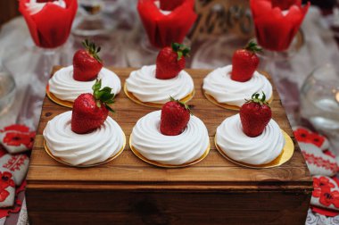 Tatil için kendibare üzerinde çilek ile cupcakes