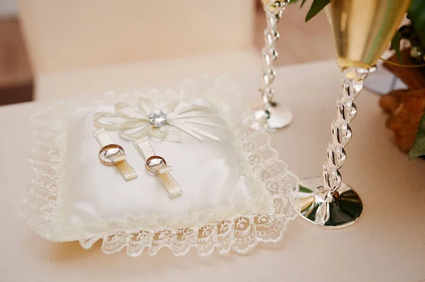 Twee gouden ringen op het kussen voor de ceremonie — Stockfoto