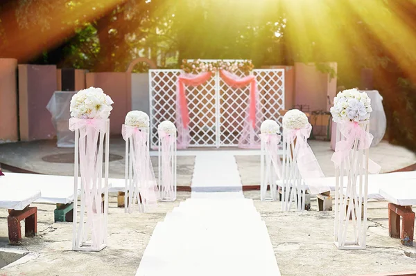 Hermosa decoración con un arco y flores para la ceremonia de boda — Foto de Stock