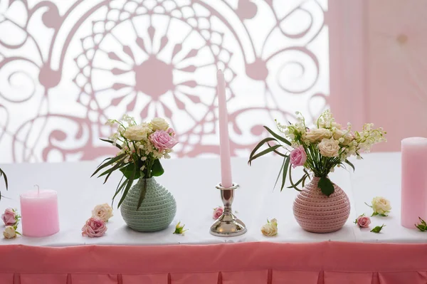 Mazzi di fiori in vasi sul tavolo. Decorazione di nozze — Foto Stock