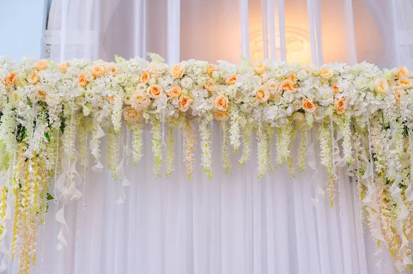 Hermosa boda arco de rosas blancas y rosadas — Foto de Stock