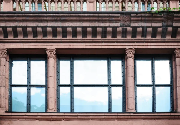 창과 열 건물 건축 외관 — 스톡 사진