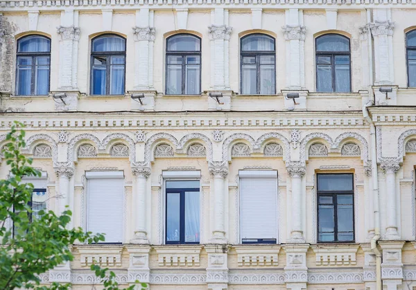 Edificio histórico con ventanas y columnas —  Fotos de Stock