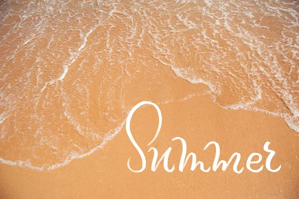 Κύμα της θάλασσας στην παραλία με άμμο και λέξη καλοκαίρι. καλλιγραφία γράμματα — Φωτογραφία Αρχείου
