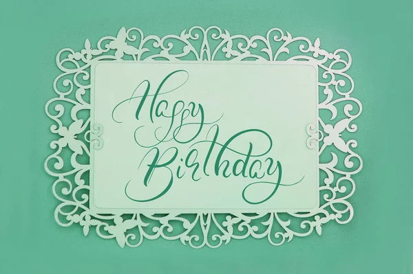 Tarjeta de felicitación con texto Feliz cumpleaños sobre fondo verde. Letras de caligrafía — Foto de Stock