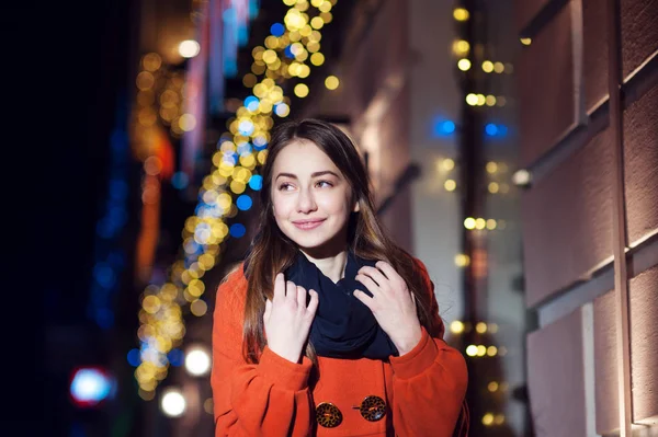 Schöne junge Frau zu Fuß in der Nacht Stadt — Stockfoto