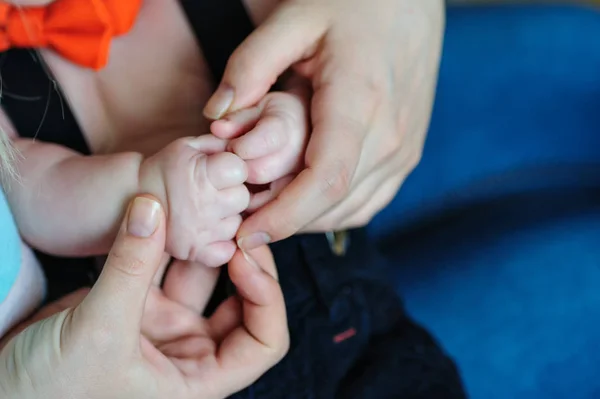 Maman garde les mains fils dans ses bras — Photo