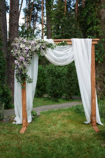 Parkta çiçekleri ile süslenmiş güzel düğün kemer — Stok fotoğraf