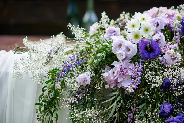 Tafel op de huwelijksceremonie versierd met bloemen — Stockfoto
