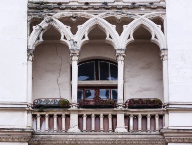 Bina cephesinde Gotik tarzı antika balkon