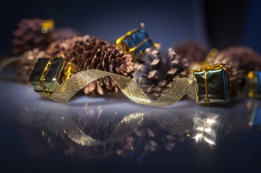 Altın şerit ve darbelere. Yılbaşı dekoru