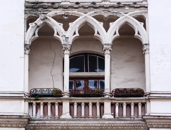 Balcón antiguo de estilo gótico en una fachada de edificio — Foto de Stock