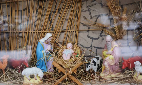 Різдво декор Марія і Йосип біля немовляти Ісуса в яслах — стокове фото