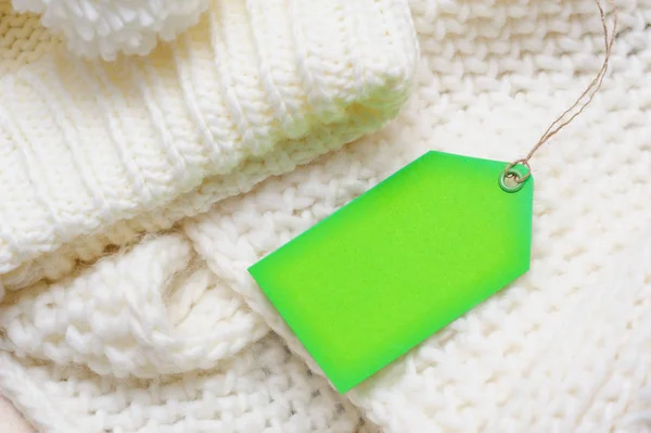Witte textuur gebreide sjaal en muts met een groen label — Stockfoto