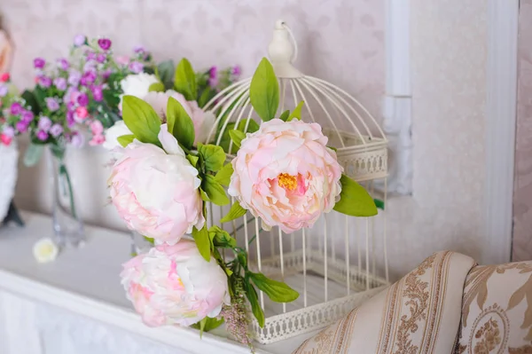 Beautiful decor of flowers in the rustic Studio — Stock Photo, Image