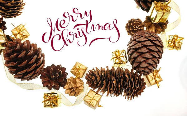 Cornice dei coni e regali su sfondo bianco con testo Buon Natale. Calligrafia letteraria — Foto Stock