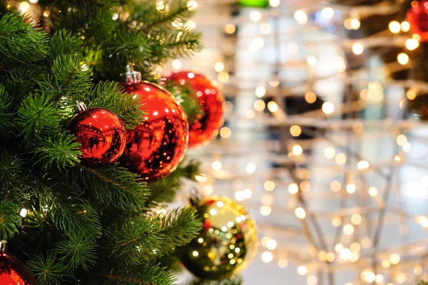 Pelotas rojas de juguete en el árbol de Navidad —  Fotos de Stock