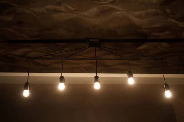 Cinque lampadine incluse in una stanza buia — Foto Stock
