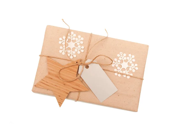 Caixa festiva de papel kraft com estrela de madeira de brinquedo — Fotografia de Stock