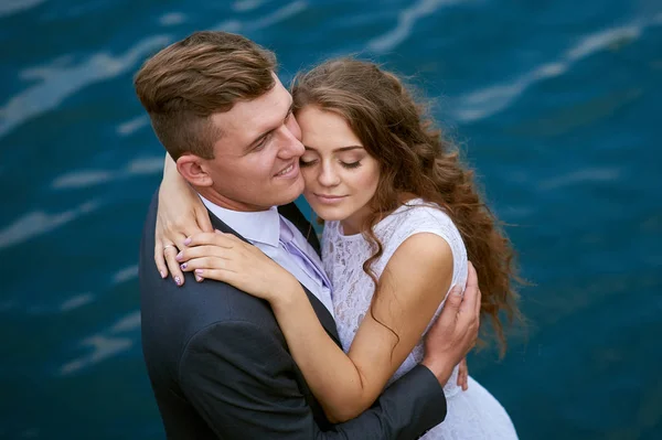 Nevěsta a ženich na procházce u jezera — Stock fotografie