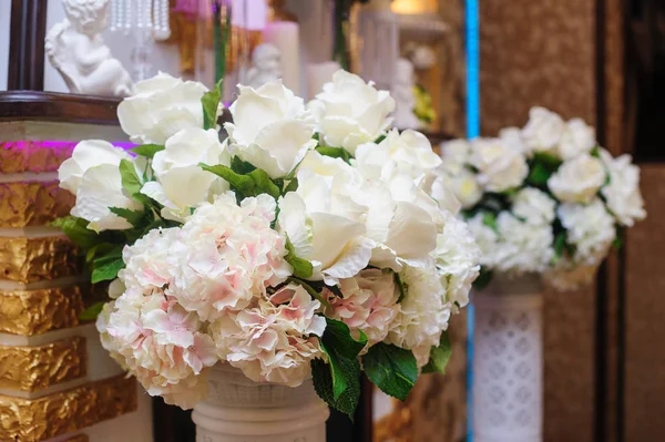 Ramo de boda de rosas blancas. Decoración en el restaurante —  Fotos de Stock