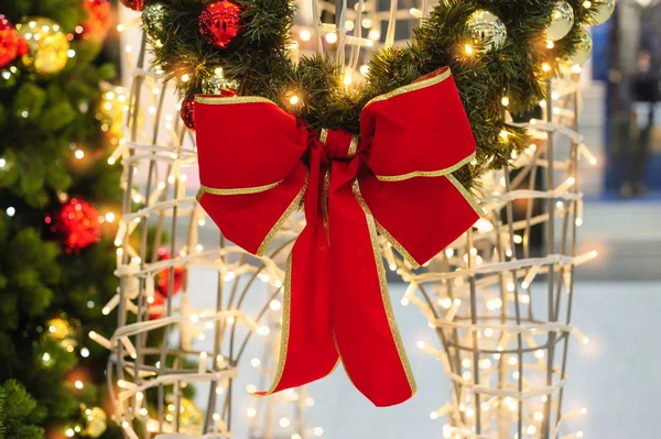 Rode strik op de kerstboom in het Park — Stockfoto