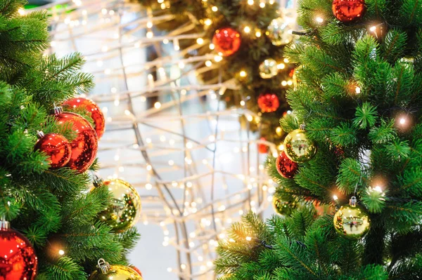 Vackra röda och gula bollar på julgran — Stockfoto