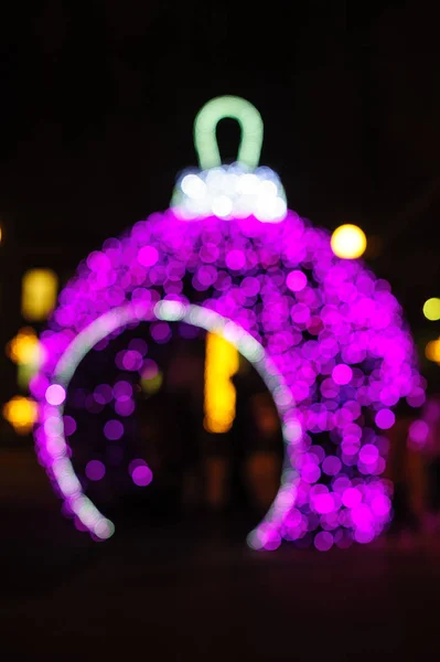 Große unscharfe Weihnachtskugeln im Winterpark — Stockfoto